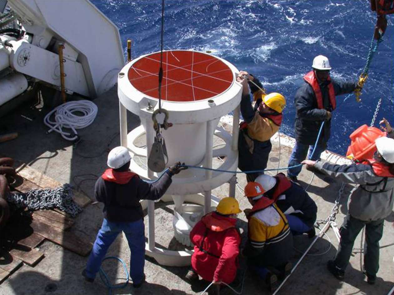 L’équipe du projet international KEOPS pilotée par Stéphane Blain, à bord du Marion Dufresne dans l’océan austral. 2008